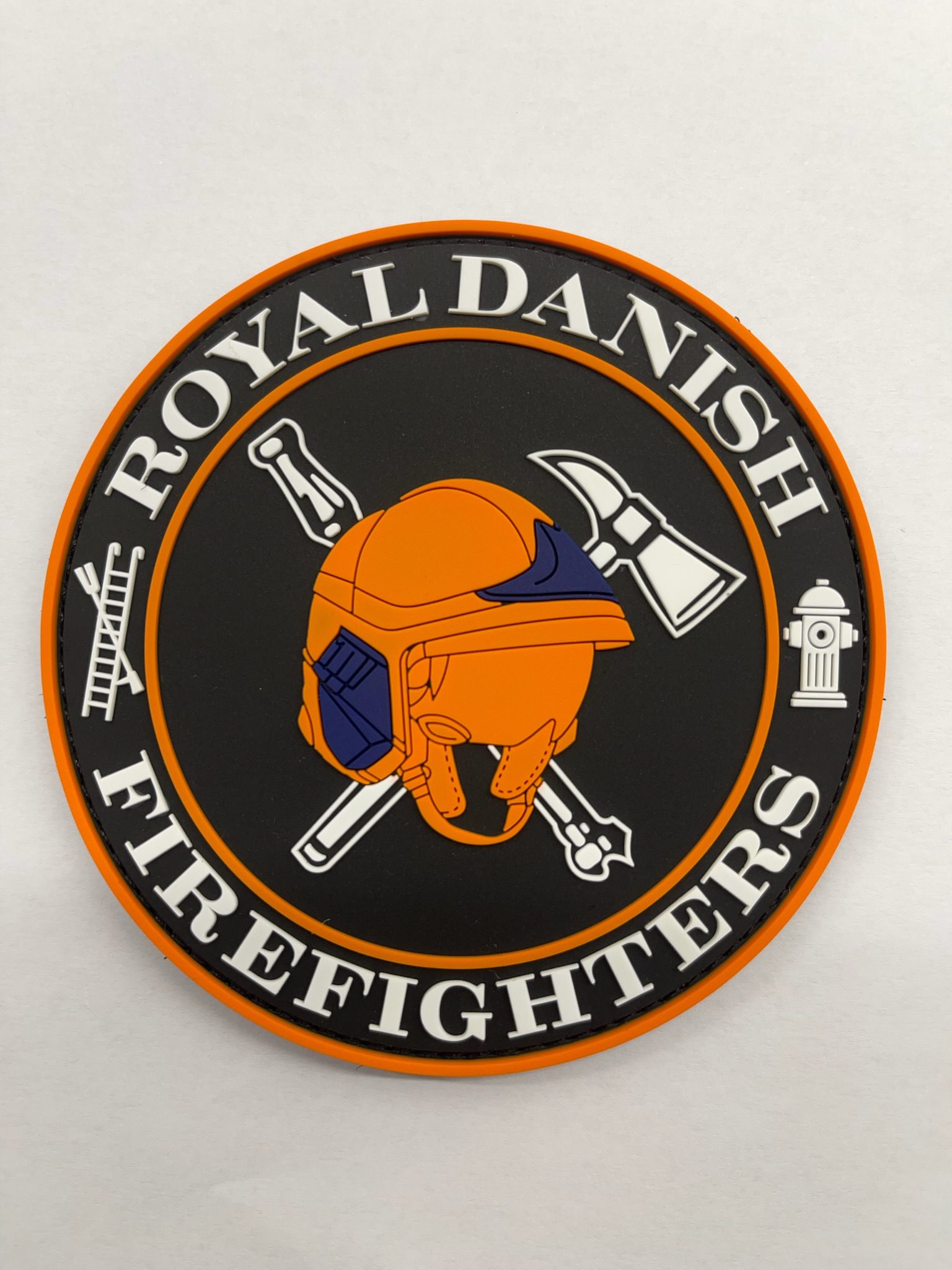 PVC Patch med Royal Danish Firefighters tekst og en brandhjelm i midten af patchet